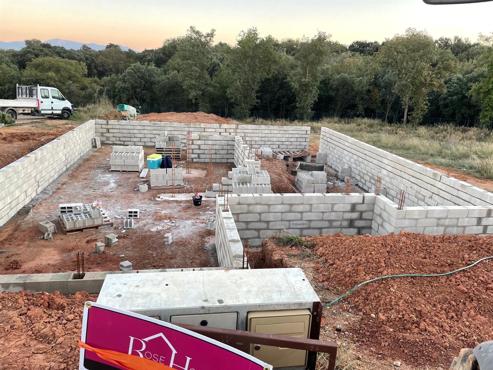 Fondations et soubassements d'une construction en cours